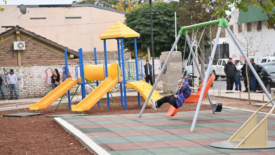 El parque cuenta con pisos blandos, juegos inclusivos, veredas amplias e iluminaria LED. Foto: Florencia Salto.