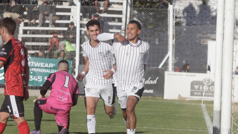 Nicolás Peralta entró y al minuto abrió el marcador para Cipolletti. (Foto: Oscar Livera)
