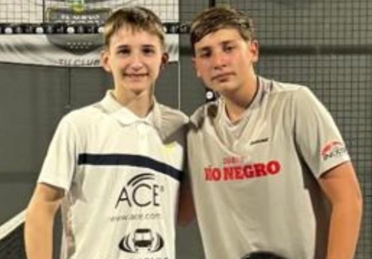 Valentino Vodanovich y Juan Tomás Ciccioli ganaron un torneo de pádel en Cipolletti. (Foto: Gentileza)