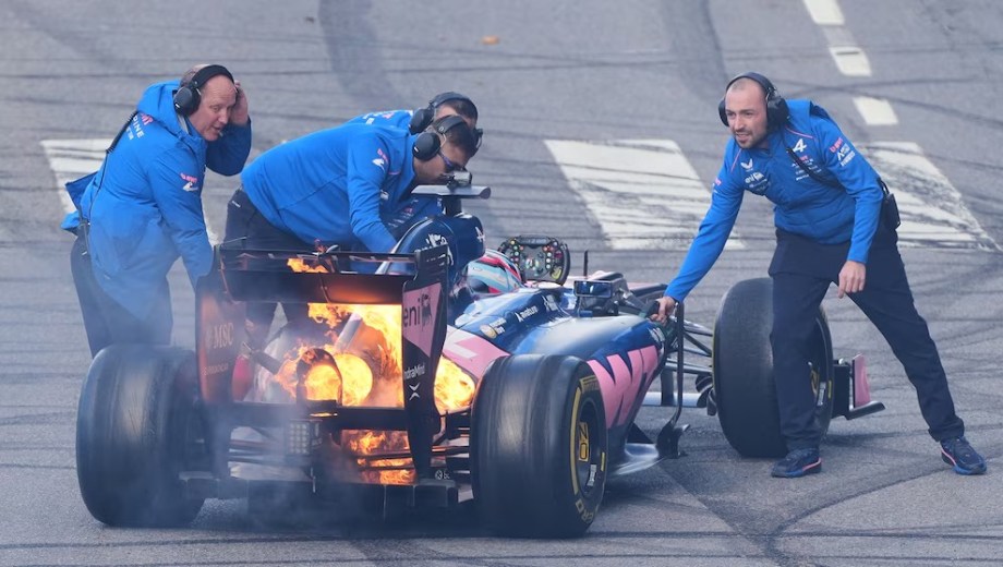 El argentino exigió al máximo el Lotus E20 en la exhibición, en Buenos Aires.