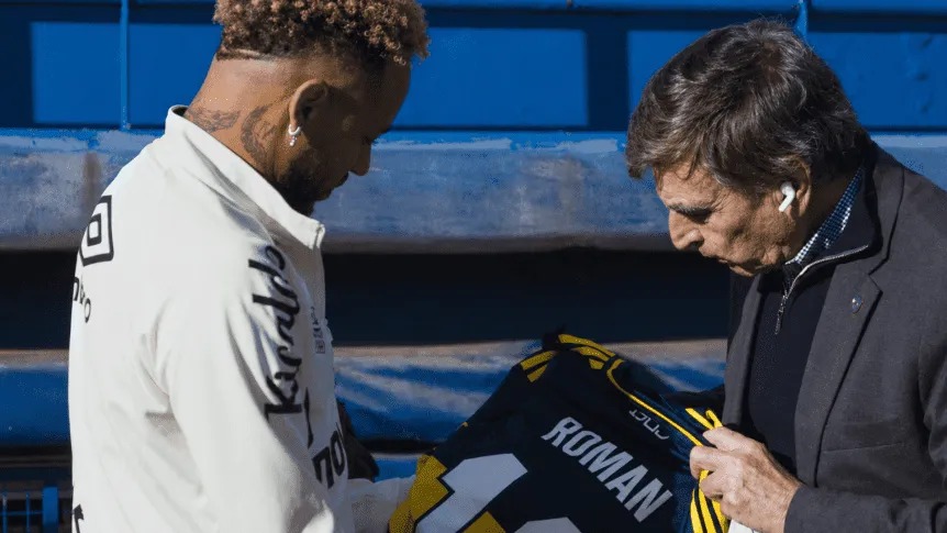 Neymar recibió un regalo de Riquelme en la previa al duelo de San Lorenzo con Santos por la Sudamericana.