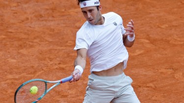 Tomás Etcheverry afuera del Madrid Open: cayó ante Fils en octavos de final