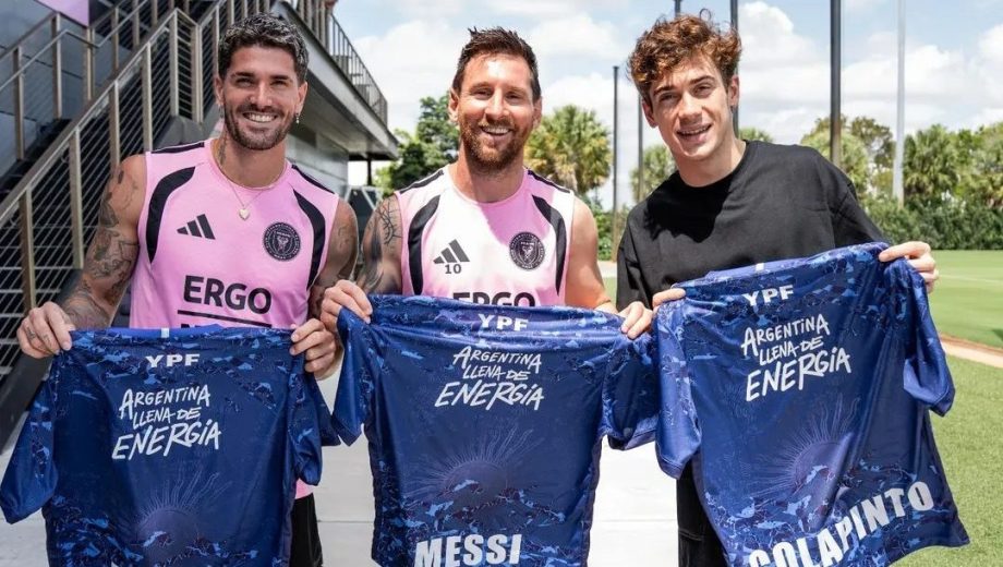 La foto del momento: Franco Colapinto posó con Lionel Messi y Rodrigo De Paul. (@ypfoficial)