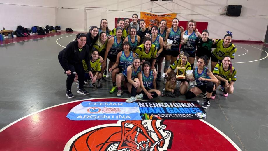 El equipo femenino de maxibásquet rionegrino se consagró campeón en Cipolletti. (Foto: Gentileza)