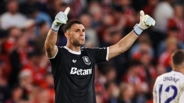 De la increíble atajada del Dibu Martínez al insólito penal: Aston Villa cayó ante Nottingham Forest por las semis de la Europa League
