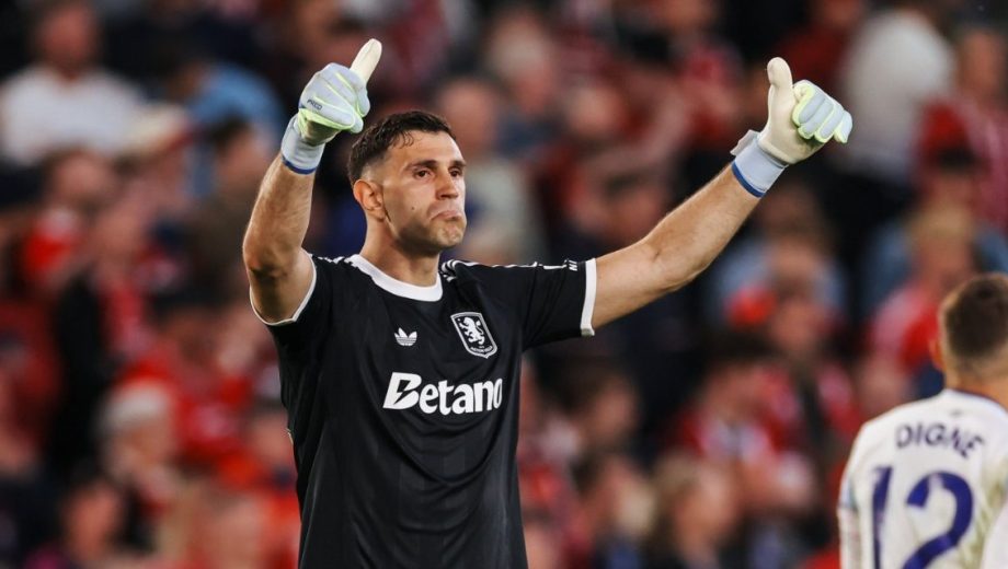 A pesar de la derrota, Dibu Martínez se lució con una gran atajada en el primer tiempo. (@AVFCOfficial)