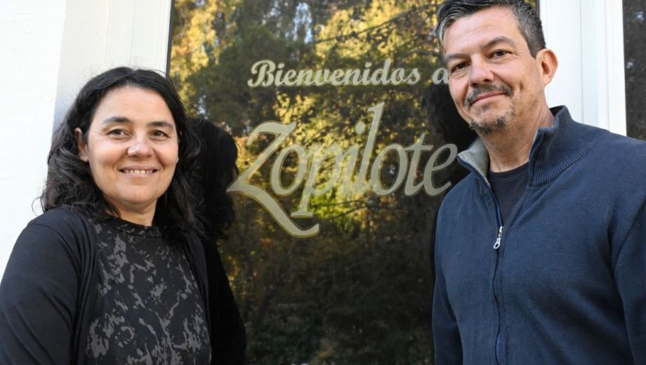 Josefina y Andrés, al frente de la chacra en el Valle Inferior, donde la producción y la elaboración siguen en manos de la familia. Foto: Marcelo Ochoa.