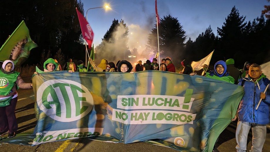 El gremio ATE llevó su protesta temprano a la ruta al aeropuerto de Bariloche. Foto: gentileza