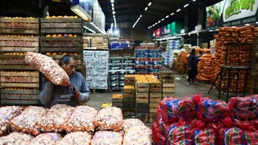 Fuerte caída: la economía retrocedió 2,1% en febrero, la peor en 16 meses
