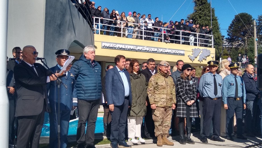 El gobernador Weretilneck presidió el acto oficial por el Día del Veterano y de los Caídos en la Guerra de malvinas, en Bariloche.