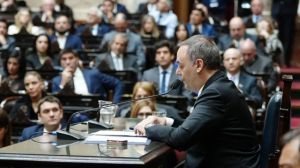 Qué es la moción de censura, el mecanismo con el que la oposición planea destituir a Manuel Adorni