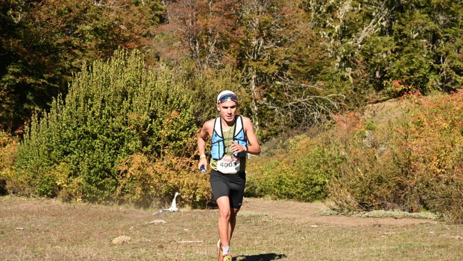 El allense Hernán Reyes se quedó con los 42K, la tercera competencia del programa de Patagonia Run. (Foto/Alejandro Carnevale)