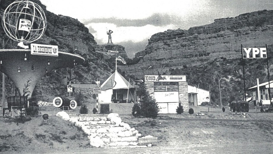 El puesto de la Cooperativa "La Reginense", uno de los establecimientos fuertes de esos años en Villa Regina. Foto: Gentileza Bien de Regina. 