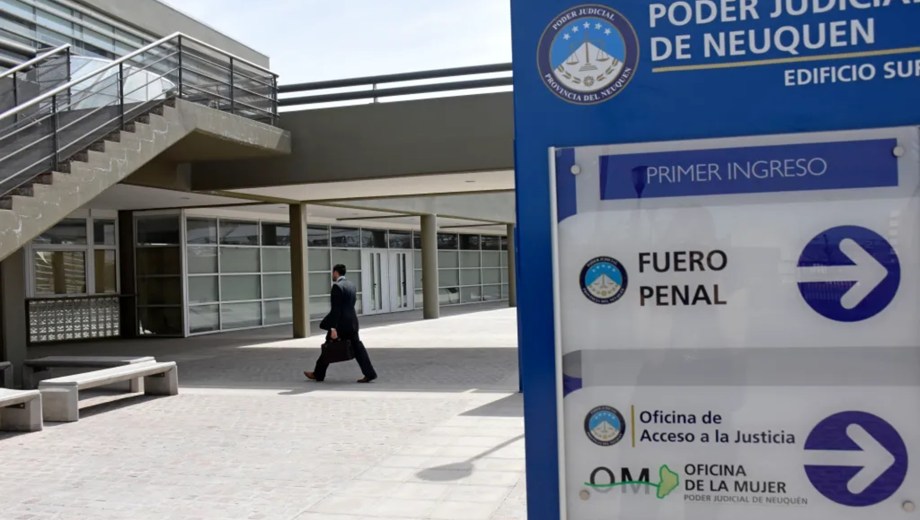 Extienden prisión preventiva a dos imputados por un violento robo con martillo en Neuquén que dejó una víctima con graves heridas.
