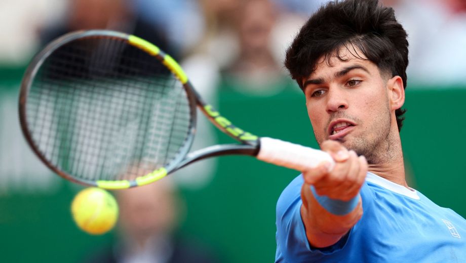 Alcaraz demostró un gran nivel y derrotó a Báez en su presentación en Montecarlo. (AFP)