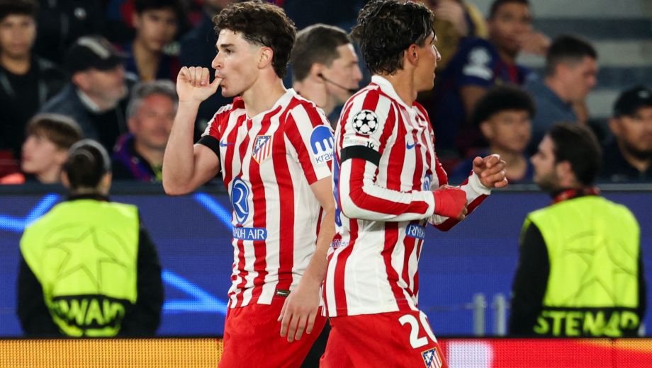 Julián marcó un gol inolvidable, puso en ventaja al Atleti y festejó en el Camp Nou. (AFP)