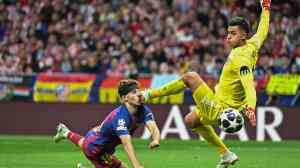 El brutal choque de Juan Musso con Fermín López en la Champions League