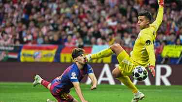 El brutal choque de Juan Musso con Fermín López en la Champions League