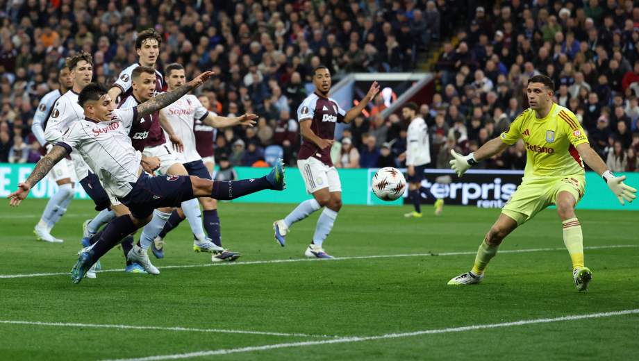 Bologna's Argentine striker #09 Santiago Castro (2L) stretches to reach a crossed ball during the UEFA Europa League, quarter final second-leg football match between Aston Villa and Bologna at Villa Park in Birmingham, central England on April 16, 2026. (Photo by Darren Staples / AFP)