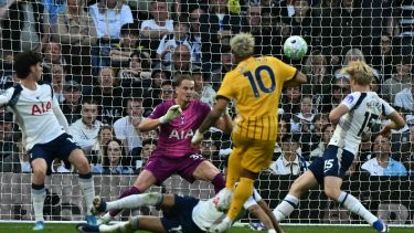 Tottenham lo ganaba, pero Brighton se lo empató en la última y el equipo del Cuti Romero sigue en zona de descenso