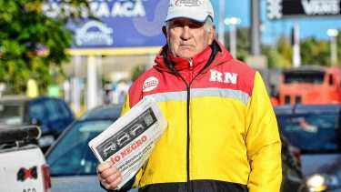 Rubén, el emblemático canillita de la Ruta 22 de Neuquén: «A mí me gusta esto, charlar con todos»