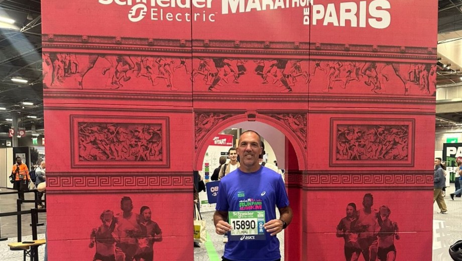 Pepu Bolthauser, al momento de la entrega del dorsal en la exposición del maratón en el centro de París.