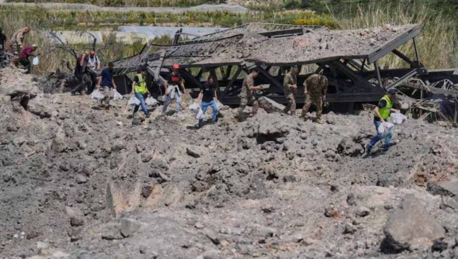 Isralel bombardea rutas claves en Libano. Foto: AP. 