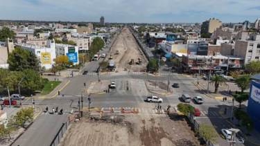 Corte en un cruce de la Avenida Mosconi de Neuquén este domingo: los caminos alternativos
