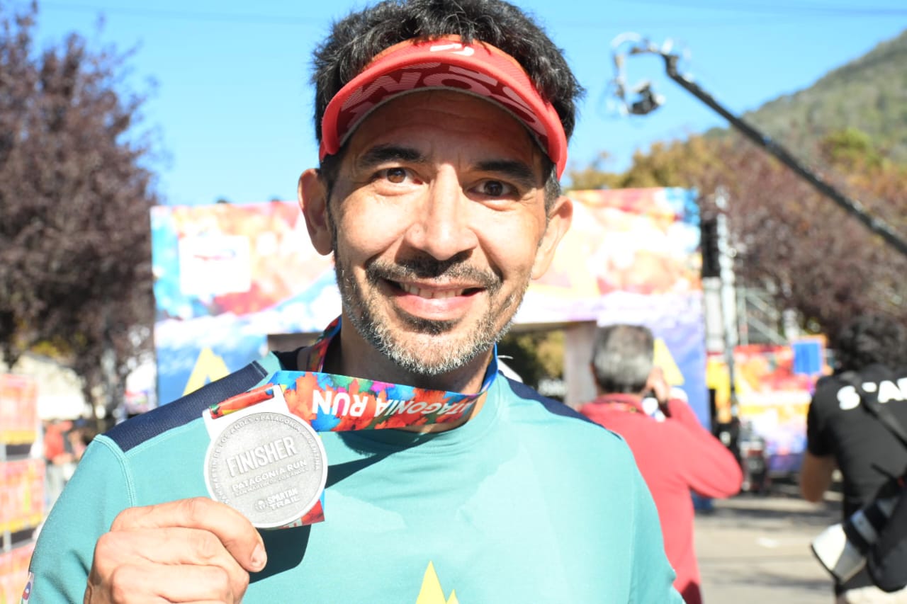 Adrián Varas, el hombre incansable del Patagonia Run: corre 21K, 42K y ...