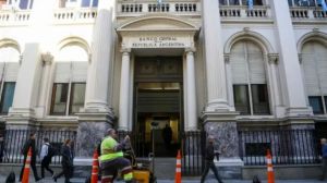 Bajó el consumo con tarjeta de crédito y los prestamos personales en marzo: el análisis de las consultoras