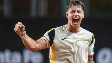 Ugo Carabelli derrotó a Khachanov en Barcelona y consiguió el mejor triunfo de su carrera