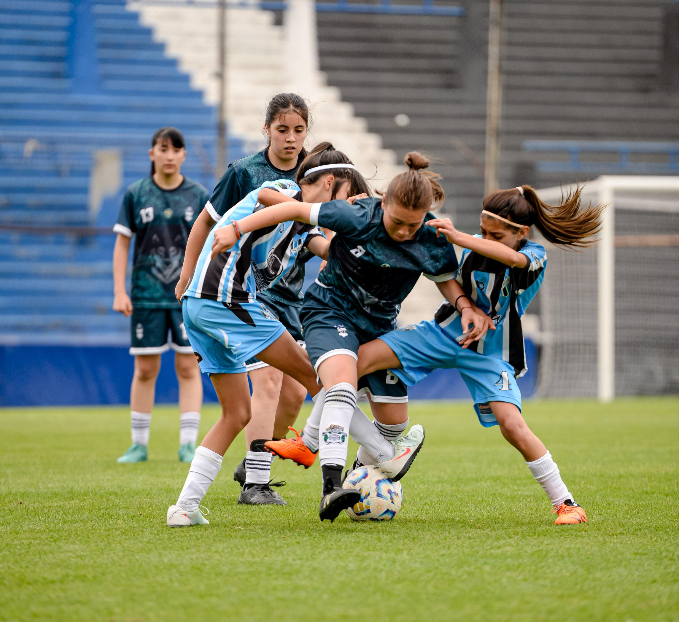 Una barilochense de 6 años descubrió su pasión por el fútbol y ahora cautiva en Vélez Sarsfield