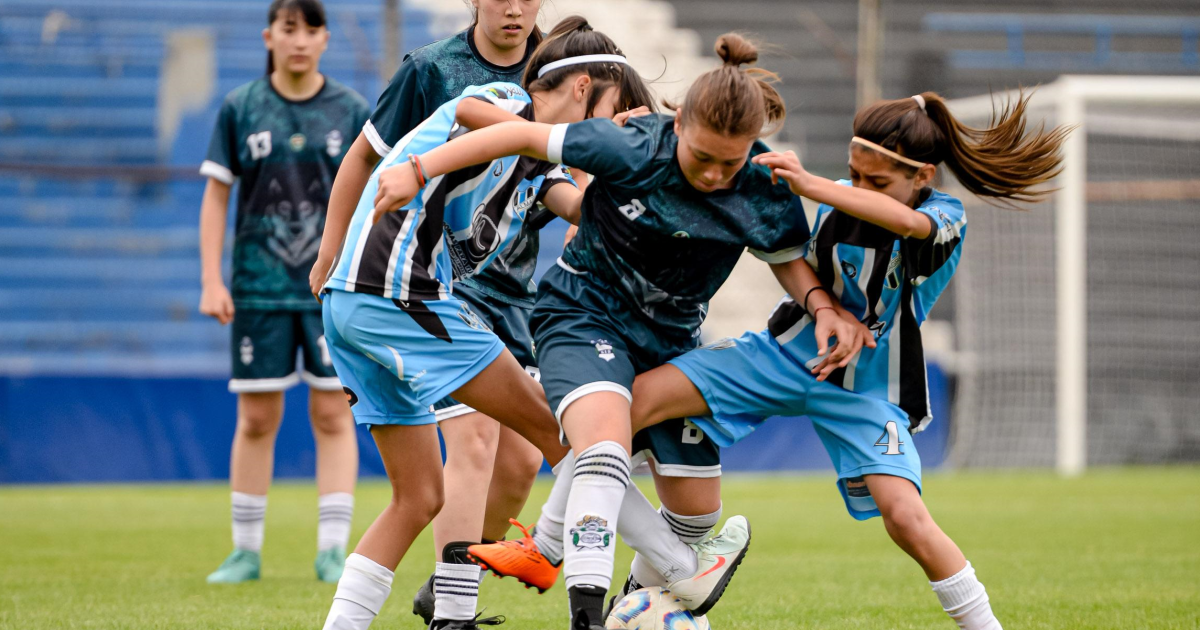 Una barilochense de 6 años descubrió su pasión por el fútbol y ahora cautiva en Vélez Sarsfield