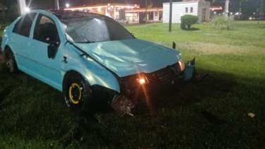 Manejaba altamente alcoholizado, pasó de largo y terminó chocando en una rotonda de Centenario