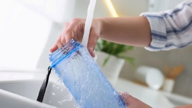 Cómo limpiar, higienizar y desinfectar las botellas de agua: cada cuánto hay que hacerlo