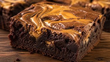 Brownie con mantequilla de maní: una versión húmeda, intensa y fácil de preparar en casa