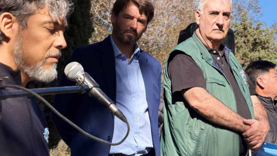 Rodrigo Buteler, intendente de Cipolletti, en el acto por el Día del Veterano y Caídos en Malvinas. Foto: Gentileza X @RodrigoButeler