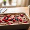 Imagen de Avena horneada con cacao y frutos rojos: un desayuno nutritivo y lleno de sabor