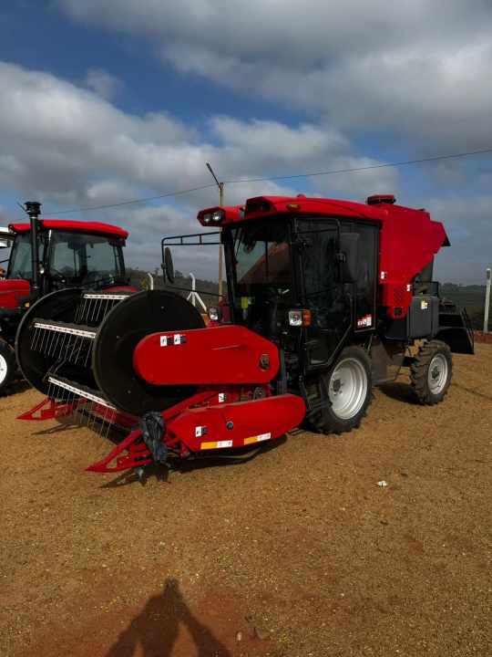 La máquina en cuestión: cosechadora de soja en Brasil, usada en plantaciones intensivas de café.