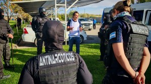 18 allanamientos por drogas dejaron tres detenidos, armas y más de $2 millones en efectivo en Centenario