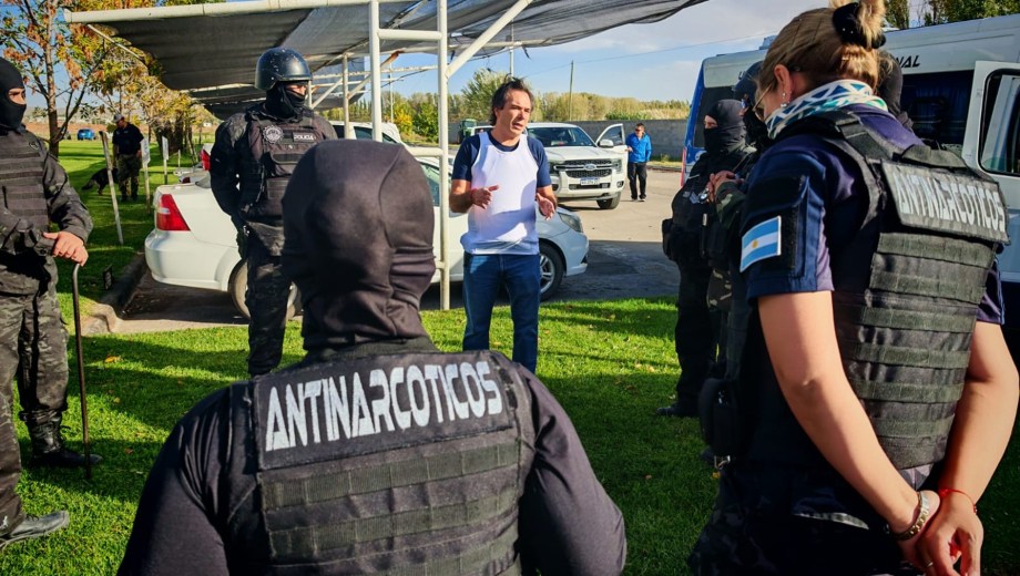 Los allanamientos se realizaron en distintos barrios de Centenario con apoyo de grupos especiales de la Policía provincial.
