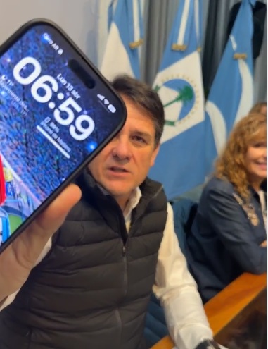 El intendente Mariano Gaido a punto de develar el mito de su teléfono 