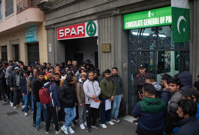 Sánchez busca regularizar inmigrantes en España. Foto: AP. 