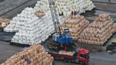 Las exportaciones de China frenaron su crecimiento en medio de la incertidumbre por la guerra y por aranceles