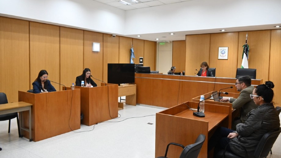 Fijan medidas y colocan tobillera a la mujer que ejerció como médica con un presunto título falso en Roca. foto: Juan Thomes