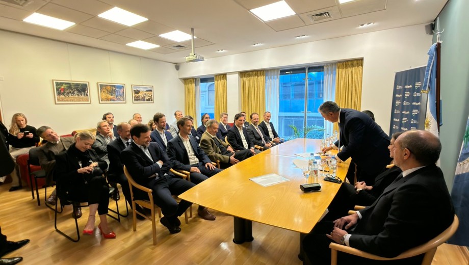 El gobernador Figueroa acordó con 11 petroleras las obras de asfalto que financiarán en Vaca Muerta