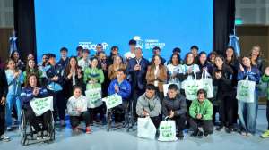 Rolando Figueroa entregó becas a deportistas y anunció nuevos incentivos para mediano y alto rendimiento