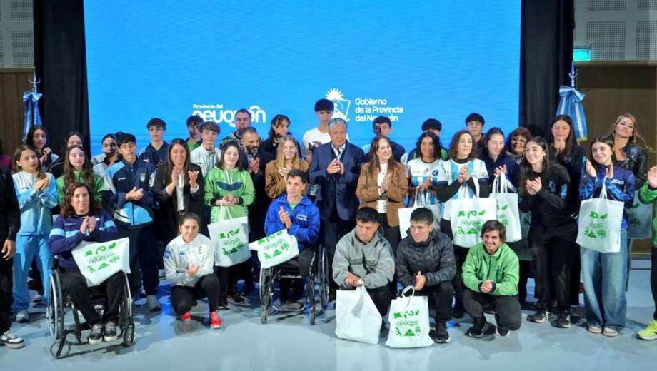 El gobernador Rolando Figueroa junto a deportistas becados. Foto: gentileza.