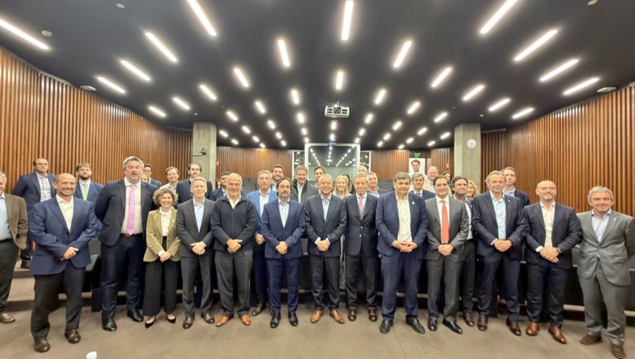 El gobernador Rolando Figueroa firmó junto a operadoras la adjudicación del bypass de Añelo. Foto: gentileza.