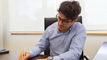 De vender leña y viajar a dedo para estudiar a fiscal: el hombre que derrotó a la pobreza con sacrificio y estudio